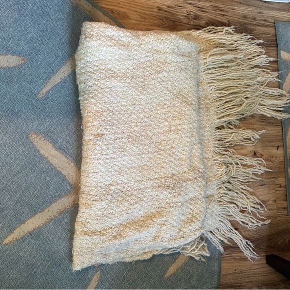 LARGE POTTERY BARN THROW BLANKET - Picture 2 of 3